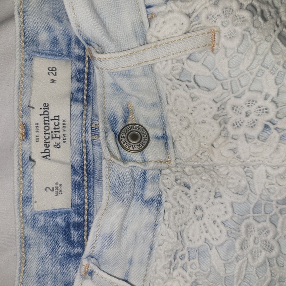 Abercrombie & Fitch White Lace Detailed Denim Shorts 2 - Picture 2 of 4